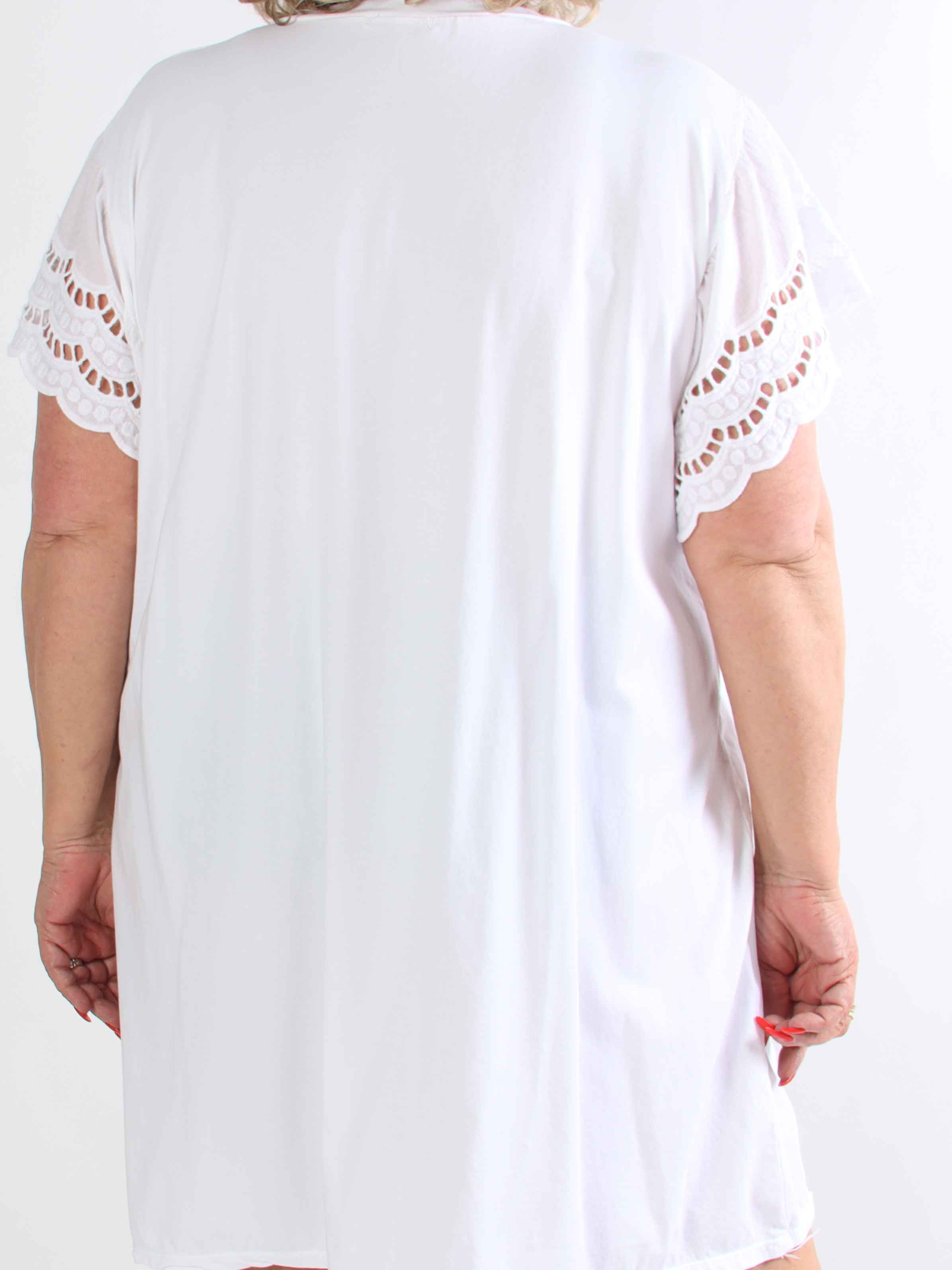 Magnolia - Plus size t-shirtkjole i blød bomuld med fine ærmer i broderet hulmønster